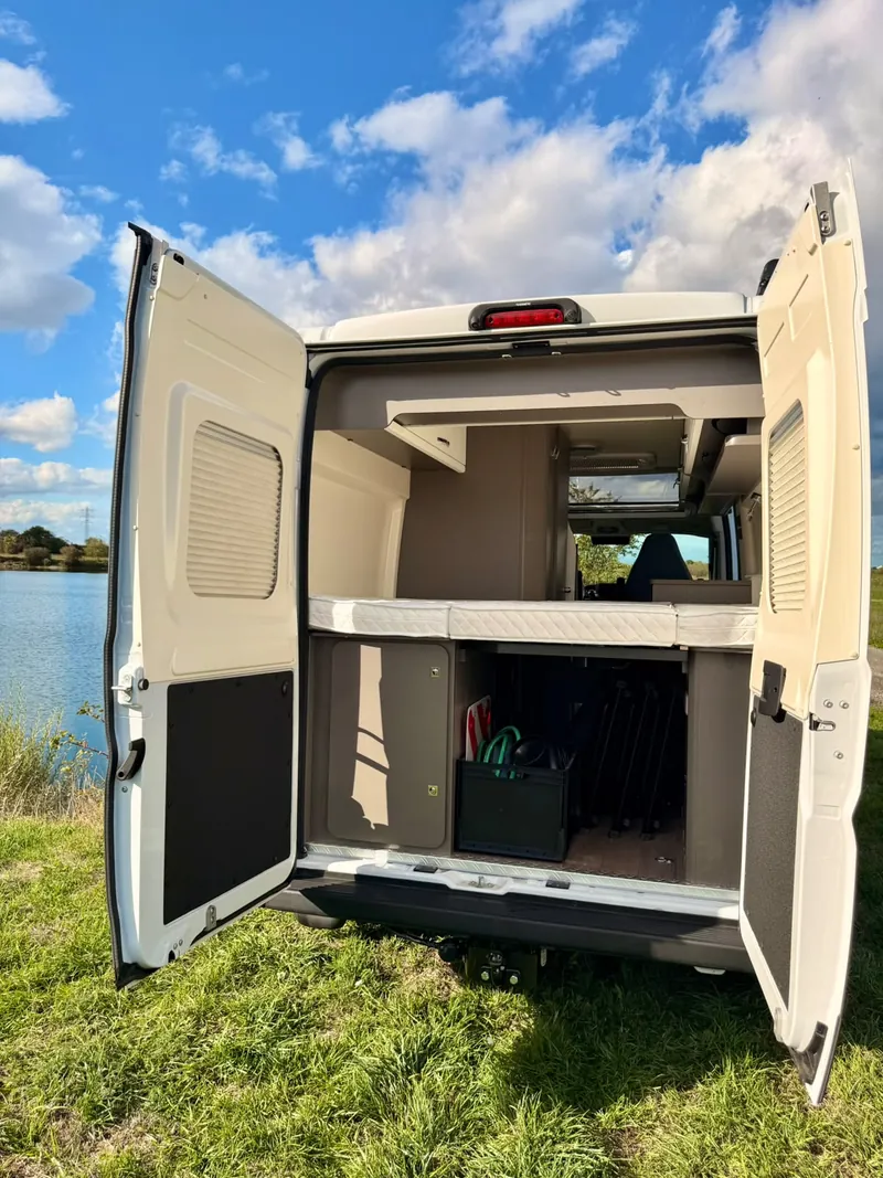 Hobby Vantana K60 FT, Heckgarage mit geöffneten Türen und Bettunterbau