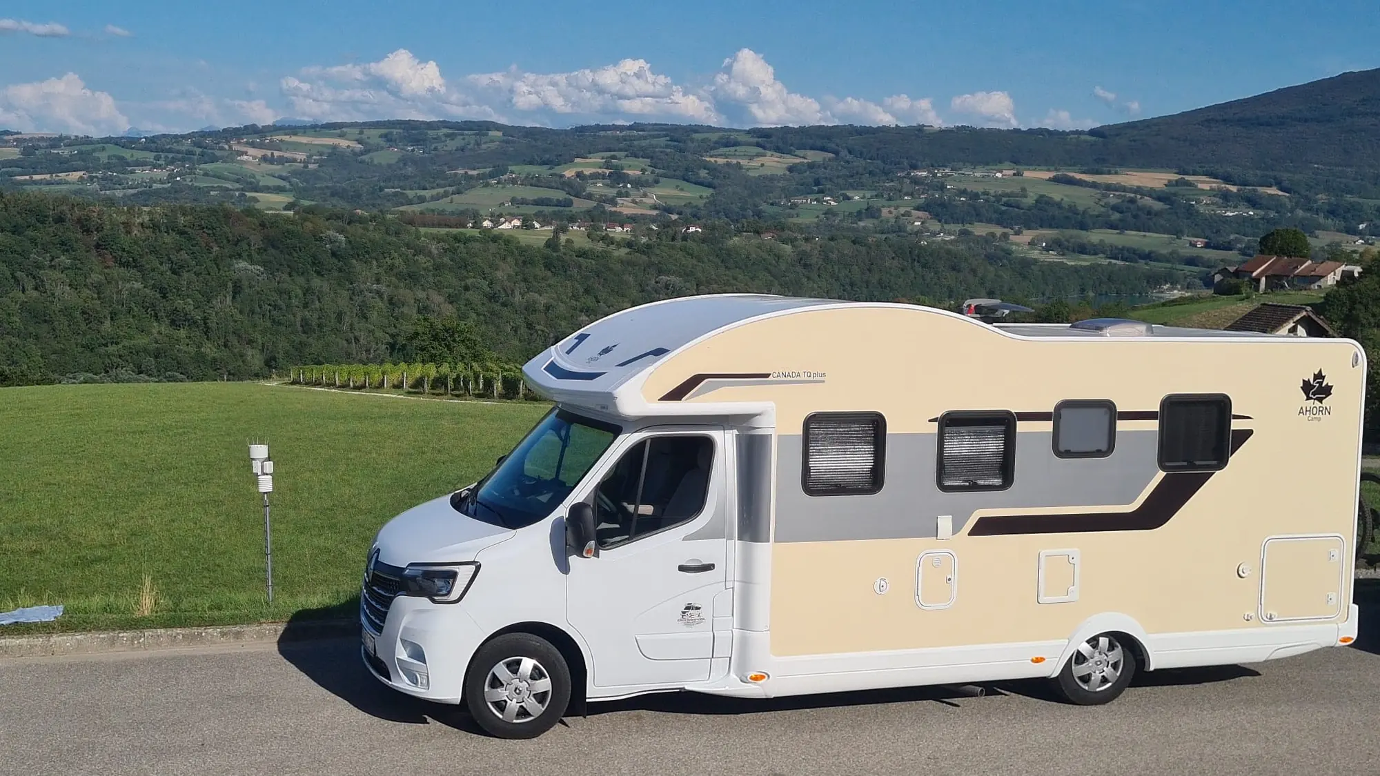 Wohnmobil Ahorn Canada TQ Plus vor Hügellandschaft