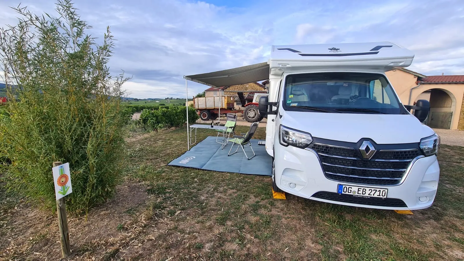 Wohnmobil mit ausgefahrener Markise im Weinberg