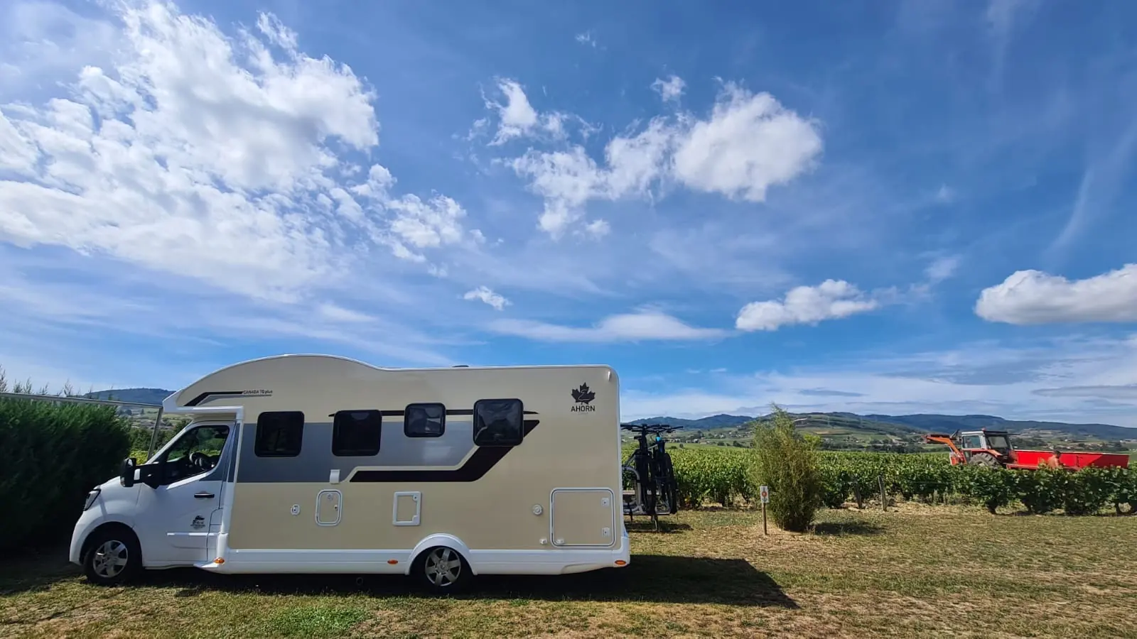 Wohnmobil vor blauem Himmel