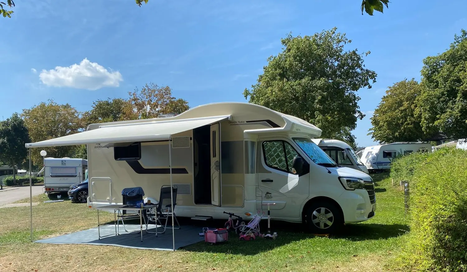 Wohnmobil mit Markise und Campingmöbeln