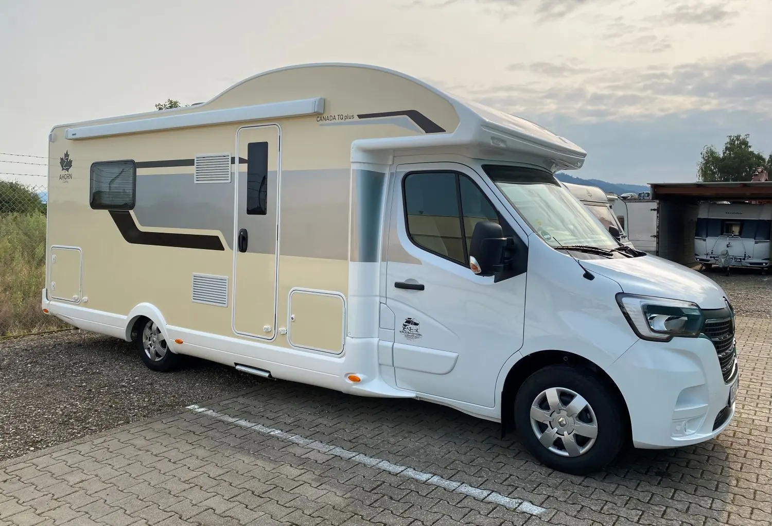 Wohnmobil von vorn auf dem Stellplatz
