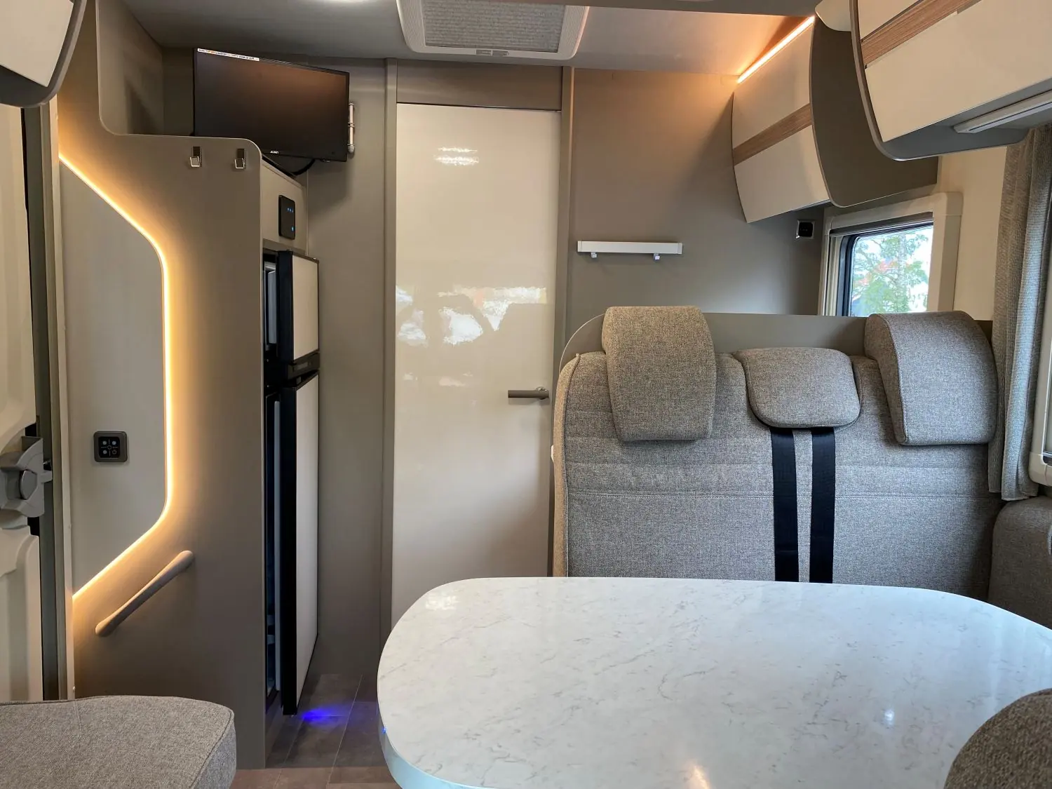 Wohnzimmer und Küche im Wohnmobil